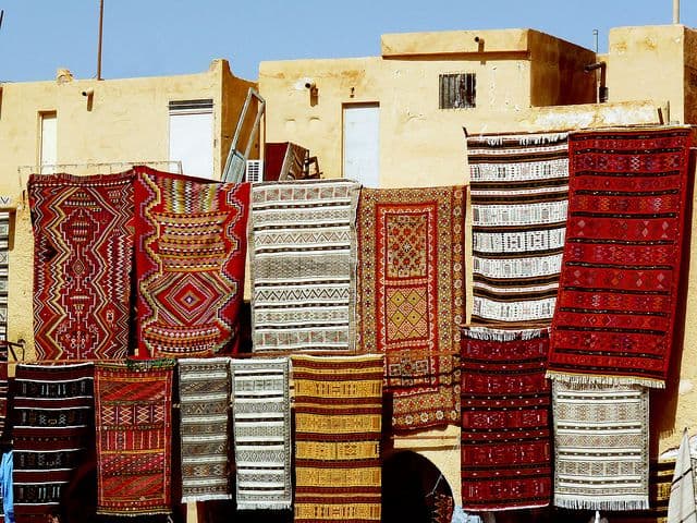 L'art du tapis mozabite, tissé de mémoire berbère, de géométrie sacrée et du silence doré du Sahara. - 1