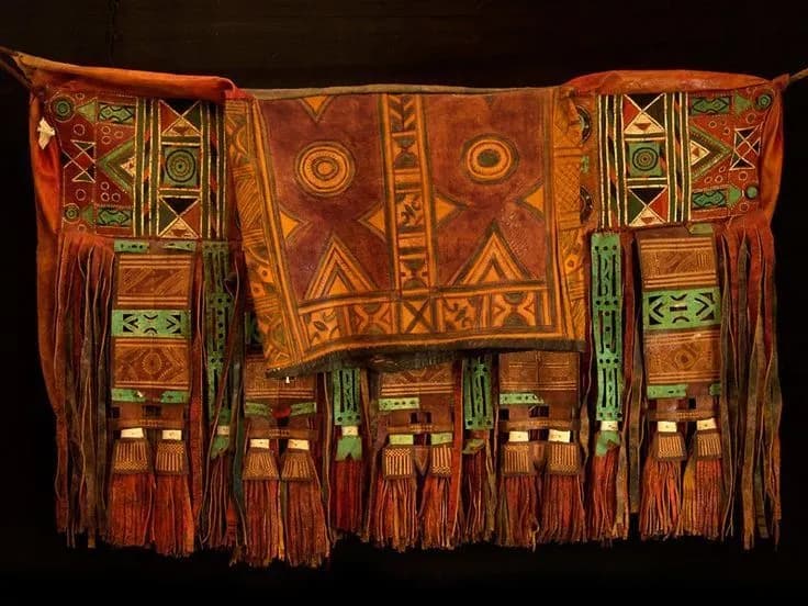 Les Sacs Touaregs en Cuir Décoré : L'Âme Nomade et l'Art du Grand Sud à Illizi