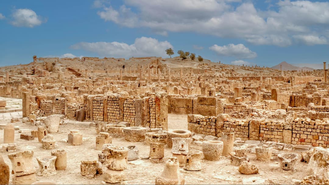 Explorez Timgad, un lieu remarquable qui nous plonge dans l'univers de la Rome antique. Inscrit au patrimoine mondial, ce précieux vestige archéologique algérien témoigne de manière vivante de l'histoire de Timgad et de la colonisation romaine.