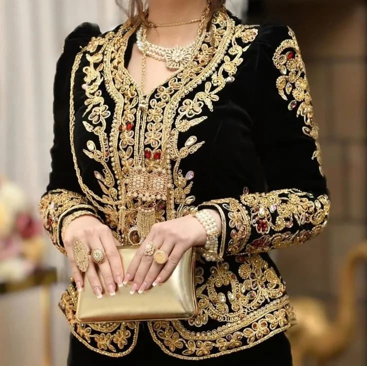 Le Karakou Brodé au Fil d’Or : L’Élégance Impériale d’Alger la Blanche - 1